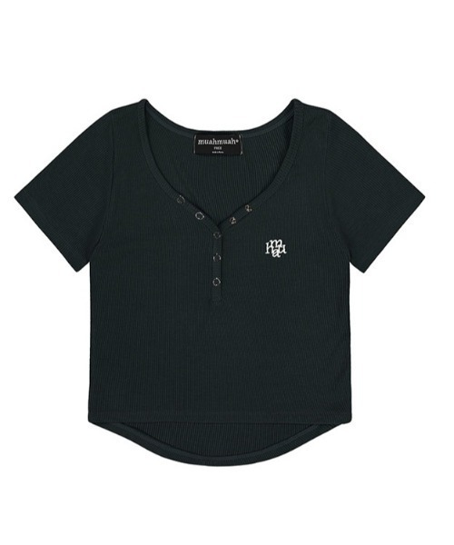 muahmuah(ムーアムーア)の「A'GEM/9 × .kom 『muah muah/ムーアムーア』 LOGOSTITCHBUTTONCROPHALFT-SHIRT/ロゴステッチ ボタンクロップ ハーフ半袖カットソー(Tシャツ/カットソー・レディース・ブラック/ホワイト/グリーン・FREE)」の8枚目の写真