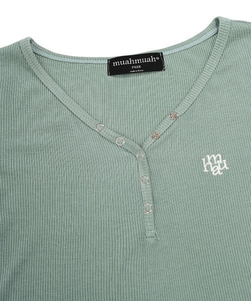muahmuah(ムーアムーア)の「A'GEM/9 × .kom 『muah muah/ムーアムーア』 LOGOSTITCHBUTTONCROPHALFT-SHIRT/ロゴステッチ ボタンクロップ ハーフ半袖カットソー(Tシャツ/カットソー・レディース・ブラック/ホワイト/グリーン・FREE)」の4枚目の写真