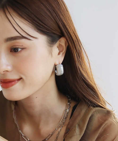 abaskdesign(アバスクデザイン)の「金属アレルギー対応 ボリュームラインステンレスピアス(ピアス(両耳用)・レディース・シルバー/ゴールド・FREE)」の3枚目の写真