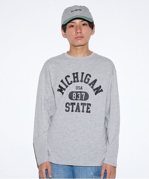 GLAZOS（グラソス）の「【大人向けサイズあり】【プチプラ】フロントカレッジロゴ長袖Tシャツ（Tシャツ/カットソー・キッズ・グレー/オレンジ/ベージュ/ネイビー/インディゴブルー/ホワイト・140cm/150cm/160cm/170cm）」の2枚目の写真