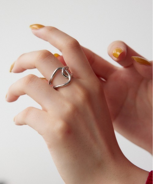 AZUL by moussy（アズールバイマウジー）の「ステンレスオーバーラップリング（リング・レディース・シルバー/ゴールド・FREE）」の2枚目の写真