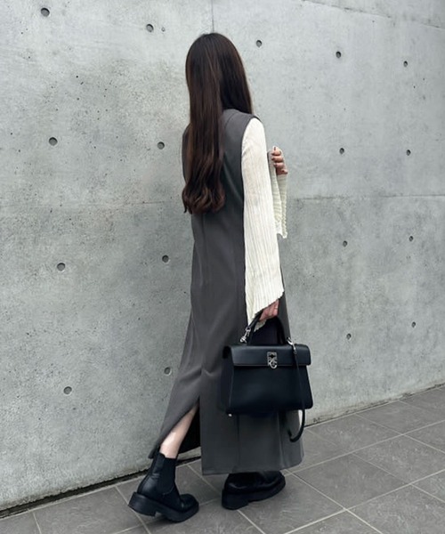 JUNOAH(ジュノア)の「スリットネックワンピース(ワンピース・レディース・チャコール/ブラック/ライトベージュ・MEDIUM/LARGE/X-LARGE)」の9枚目の写真