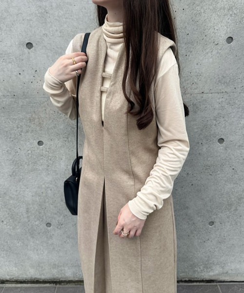 JUNOAH(ジュノア)の「スリットネックワンピース(ワンピース・レディース・チャコール/ブラック/ライトベージュ・MEDIUM/LARGE/X-LARGE)」の15枚目の写真