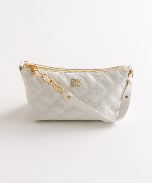 OLIVE des OLIVE(オリーブデオリーブ)の「エンブレム付きエナメルキルティングバッグ(ショルダーバッグ・レディース・アイボリー/サックスブルー/ブラック/ピンク・FREE)」の2枚目の写真