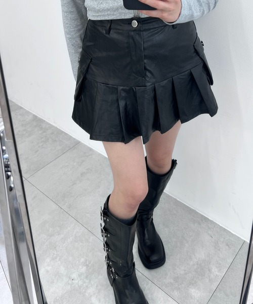 Figments（フィグメンツ）の「合皮カーゴプリーツヘムミニスカート（スカート・レディース・ブラック・SMALL/MEDIUM）」の2枚目の写真