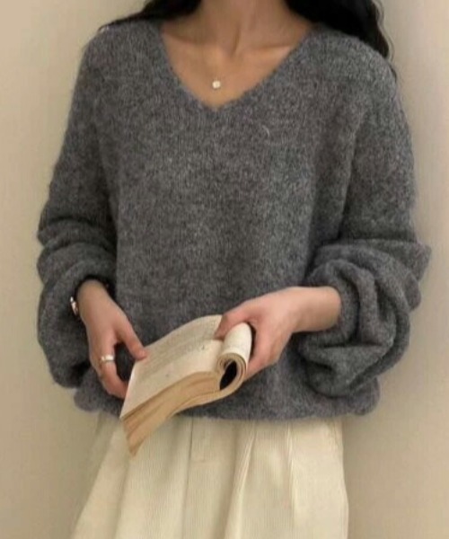 AMELY（エミリー）の「深Vネックニットトップス（ニット/セーター・レディース・ブルー/グレー/カーキブラウン/アイボリー/ブラック/ネイビー・フリー）」の4枚目の写真