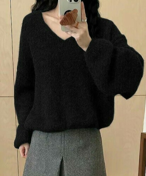 AMELY（エミリー）の「深Vネックニットトップス（ニット/セーター・レディース・ブルー/グレー/カーキブラウン/アイボリー/ブラック/ネイビー・フリー）」の3枚目の写真