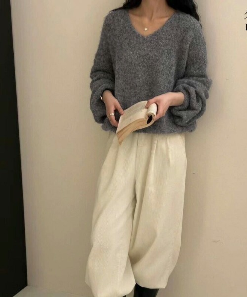 AMELY（エミリー）の「深Vネックニットトップス（ニット/セーター・レディース・ブルー/グレー/カーキブラウン/アイボリー/ブラック/ネイビー・フリー）」の10枚目の写真