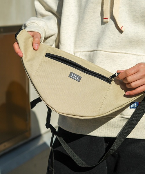 MEI（メイ）の「【MEI / メイ】ロゴ刺繍-STANDARD MOON SHOULDER/ムーンショルダー/ユニセックス（ボディバッグ/ウエストポーチ・メンズ・ブラック/ベージュ/ネイビー/ブラウン/グレー/カーキ/サックスブルー/グリーン/ワイン・FREE）」の4枚目の写真