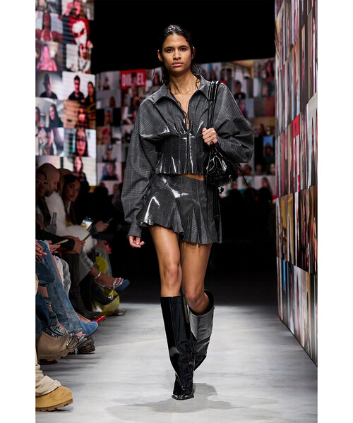 DIESEL（ディーゼル）の「ウィメンズ ショルダーバッグ M SCRUNCH-D