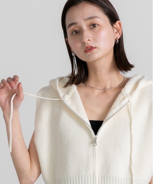 ad thie(アドティエ)の「フード付き ジップアップ ニットベスト(ベスト・レディース・オフホワイト/グレー/ブラック・FREE)」の6枚目の写真