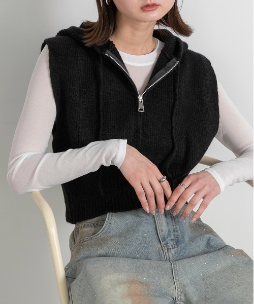 ad thie（アドティエ）の「フード付き ジップアップ ニットベスト