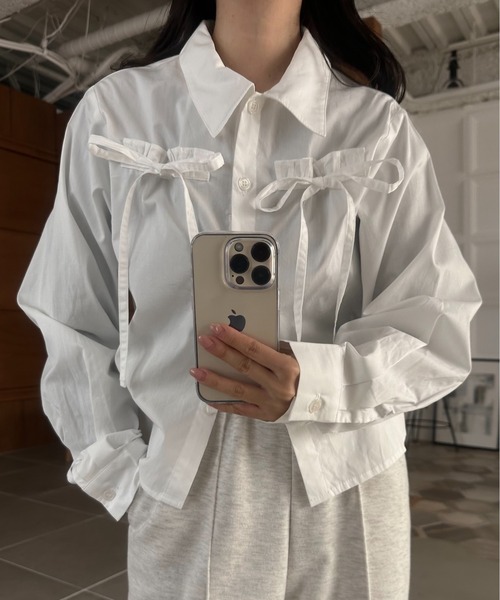 lawgy(ラウジー)の「front ribbon short shirt / フロントリボンショートシャツ(シャツ/ブラウス・レディース・チャコールグレー/ピンク/ホワイト・FREE)」の1枚目の写真