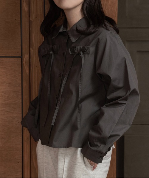 lawgy(ラウジー)の「front ribbon short shirt / フロントリボンショートシャツ(シャツ/ブラウス・レディース・チャコールグレー/ピンク/ホワイト・FREE)」の2枚目の写真