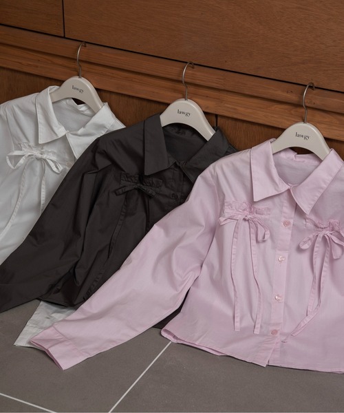 lawgy(ラウジー)の「front ribbon short shirt / フロントリボンショートシャツ(シャツ/ブラウス・レディース・チャコールグレー/ピンク/ホワイト・FREE)」の4枚目の写真