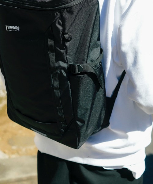 THRASHER(スラッシャー)の「RUNNING PUSH BOX BACKPACK 30L/スラッシャー大容量バックパック(リュックサック)(バックパック/リュック・メンズ・ブラック×ゴールド/ブラック×ブラック/ブラック×ホワイト・FREE)」の4枚目の写真