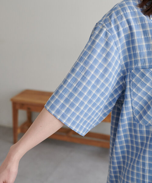 DISCOAT(ディスコート)の「【ユニセックス】シアーサッカーチェックオープンカラーシャツ(シャツ/ブラウス・レディース・ブラック/オフホワイト/サックスブルー・MEDIUM/LARGE)」の5枚目の写真