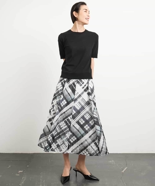 MICHEL KLEIN（ミッシェル・クラン）の「[アンサンブル対応/接触冷感]クルーネックニットプルオーバー（ニット/セーター・レディース・ネイビー/ブラック/ホワイト/ラベンダー・38）」の17枚目の写真