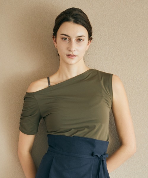 Julier Yoga and Relax(ジュリエヨガアンドリラックス)の「Julier Ecocoアシンメトリートップス(Tシャツ/カットソー・レディース・ネイビー/ホワイト/カーキ・1/0)」の2枚目の写真
