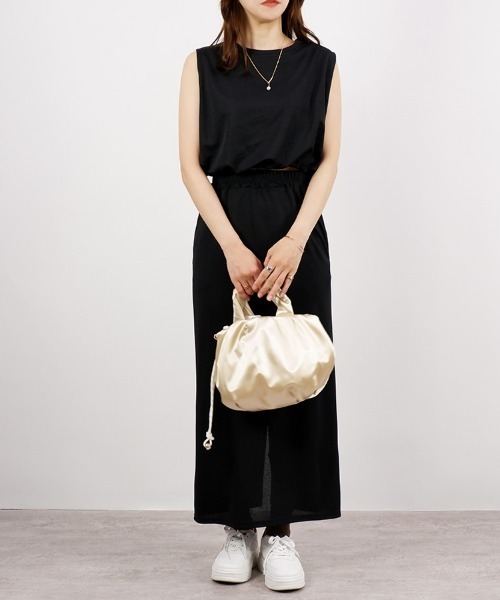 CLOTHY（クロシィ）の「【裾をキュッとボムで絞った技アリな１枚！】フクレ裾バルーンノースリトップス（タンクトップ・レディース・ホワイト/オフホワイト/ブラック・MEDIUM）」の17枚目の写真