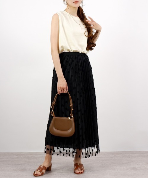 CLOTHY（クロシィ）の「【裾をキュッとボムで絞った技アリな１枚！】フクレ裾バルーンノースリトップス（タンクトップ・レディース・ホワイト/オフホワイト/ブラック・MEDIUM）」の11枚目の写真