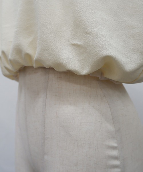 CLOTHY（クロシィ）の「【裾をキュッとボムで絞った技アリな１枚！】フクレ裾バルーンノースリトップス（タンクトップ・レディース・ホワイト/オフホワイト/ブラック・MEDIUM）」の8枚目の写真