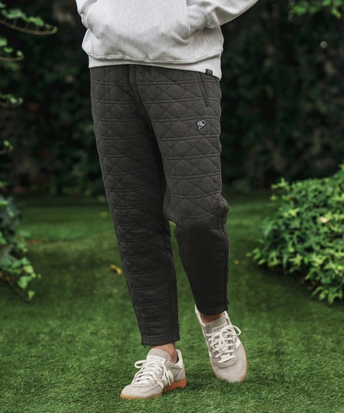 1minute 1second（ワンミニットワンセカンド）の「mp13846-quilted side zip pants with heart patch イージーパンツ（その他パンツ・メンズ・ブラック/チャコール・S/M/L/XL）」の2枚目の写真