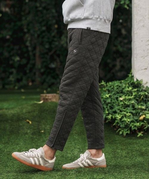 1minute 1second（ワンミニットワンセカンド）の「mp13846-quilted side zip pants with heart patch イージーパンツ（その他パンツ・メンズ・ブラック/チャコール・S/M/L/XL）」の3枚目の写真