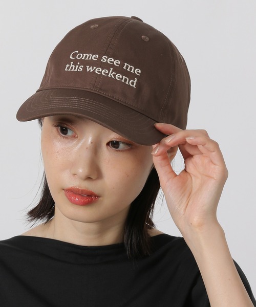 LAKOLE(ラコレ)の「ロゴ刺繍キャップ / 495366(キャップ・レディース・ライトベージュ/チェリーレッド/ブラウン/ブラック・FREE)」の2枚目の写真