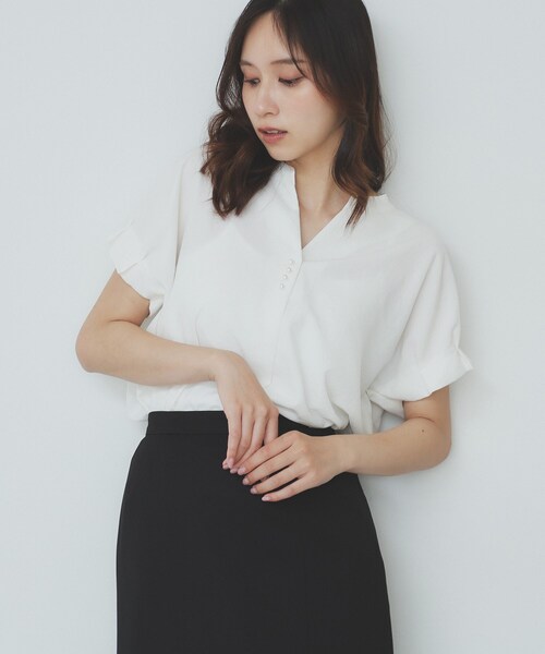 index(インデックス)の「《7色展開/XS-LLサイズ》タックスリーブスキッパーブラウス【洗濯機洗い可/吸水速乾/抗ピル/防シワ/イージーアイロン】(シャツ/ブラウス・レディース・ホワイト系9/チャコール/ボルドー/ブラウン系その他/ネイビー系5/ナチュラル/ブルー・34/36/38/40/42)」の2枚目の写真