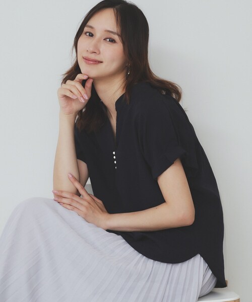 index(インデックス)の「《7色展開/XS-LLサイズ》タックスリーブスキッパーブラウス【洗濯機洗い可/吸水速乾/抗ピル/防シワ/イージーアイロン】(シャツ/ブラウス・レディース・ホワイト系9/チャコール/ボルドー/ブラウン系その他/ネイビー系5/ナチュラル/ブルー・34/36/38/40/42)」の6枚目の写真