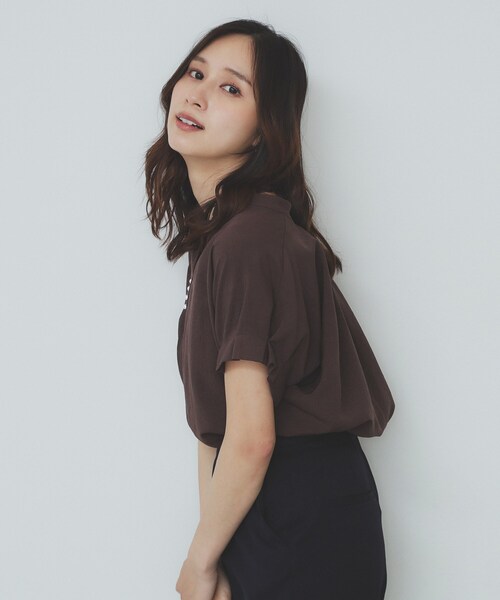 index(インデックス)の「《7色展開/XS-LLサイズ》タックスリーブスキッパーブラウス【洗濯機洗い可/吸水速乾/抗ピル/防シワ/イージーアイロン】(シャツ/ブラウス・レディース・ホワイト系9/チャコール/ボルドー/ブラウン系その他/ネイビー系5/ナチュラル/ブルー・34/36/38/40/42)」の11枚目の写真