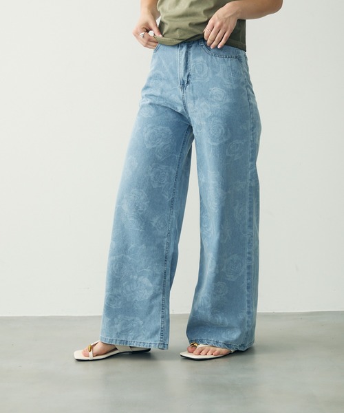 Clum(クルム)の「フラワージャカードワイドデニムパンツ(デニムパンツ・レディース・ブルー・SMALL/MEDIUM/LARGE)」の2枚目の写真