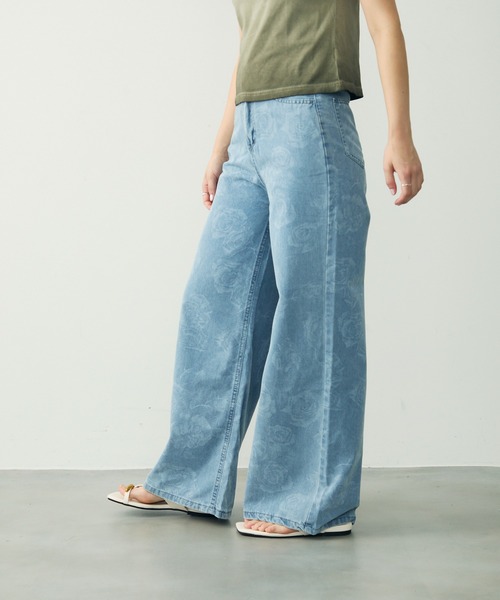 Clum(クルム)の「フラワージャカードワイドデニムパンツ(デニムパンツ・レディース・ブルー・SMALL/MEDIUM/LARGE)」の3枚目の写真