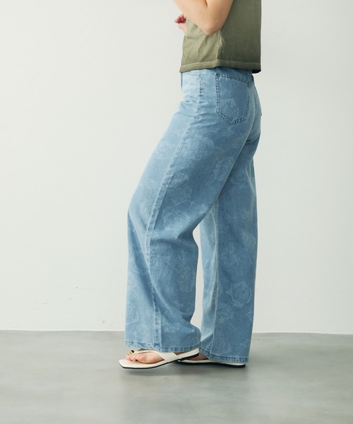 Clum(クルム)の「フラワージャカードワイドデニムパンツ(デニムパンツ・レディース・ブルー・SMALL/MEDIUM/LARGE)」の4枚目の写真