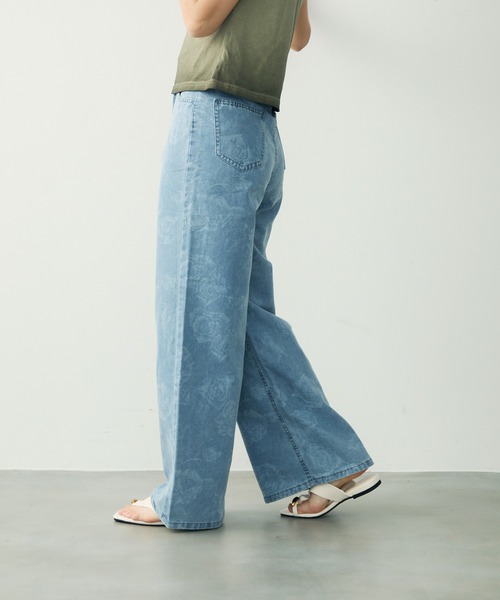 Clum(クルム)の「フラワージャカードワイドデニムパンツ(デニムパンツ・レディース・ブルー・SMALL/MEDIUM/LARGE)」の5枚目の写真