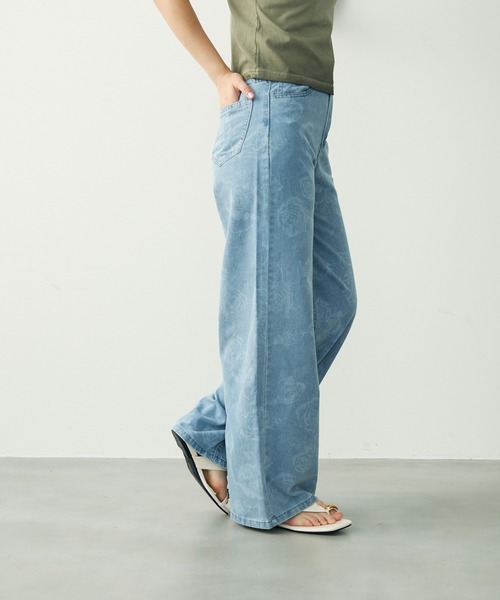 Clum(クルム)の「フラワージャカードワイドデニムパンツ(デニムパンツ・レディース・ブルー・SMALL/MEDIUM/LARGE)」の8枚目の写真
