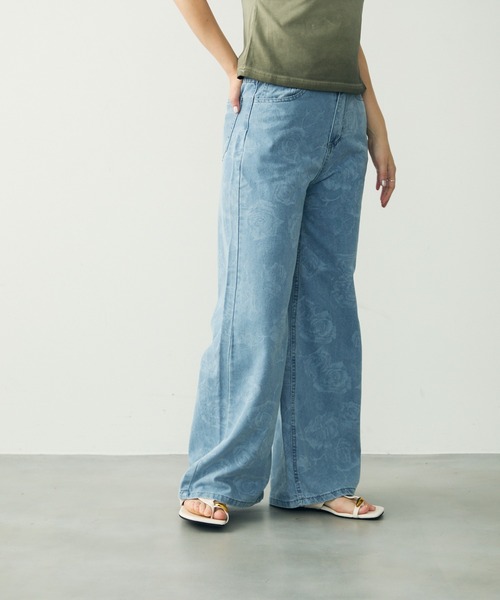 Clum(クルム)の「フラワージャカードワイドデニムパンツ(デニムパンツ・レディース・ブルー・SMALL/MEDIUM/LARGE)」の9枚目の写真