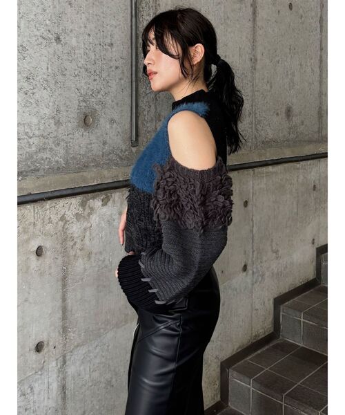 MURUA（ムルーア）の「マテリアルMIXショルダーオープンニット（ニット/セーター・レディース・ブラック/ボルドー/モカ・FREE）」の5枚目の写真