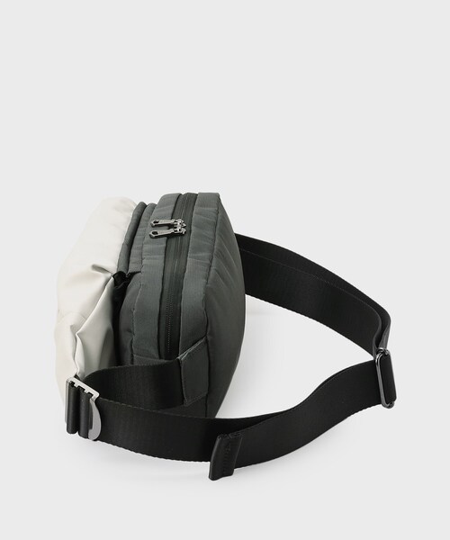 TAKEO KIKUCHI（タケオキクチ）の「STORAGEポケットスリングショルダーバッグ（ボディバッグ/ウエストポーチ・メンズ・チャコールグレー/ブラック/ライトグレー系9・00）」の5枚目の写真
