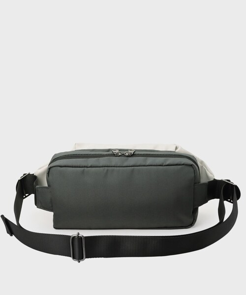 TAKEO KIKUCHI（タケオキクチ）の「STORAGEポケットスリングショルダーバッグ（ボディバッグ/ウエストポーチ・メンズ・チャコールグレー/ブラック/ライトグレー系9・00）」の6枚目の写真