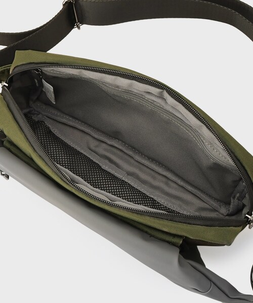 TAKEO KIKUCHI（タケオキクチ）の「STORAGEポケットスリングショルダーバッグ（ボディバッグ/ウエストポーチ・メンズ・チャコールグレー/ブラック/ライトグレー系9・00）」の8枚目の写真