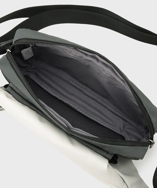 TAKEO KIKUCHI（タケオキクチ）の「STORAGEポケットスリングショルダーバッグ（ボディバッグ/ウエストポーチ・メンズ・チャコールグレー/ブラック/ライトグレー系9・00）」の10枚目の写真