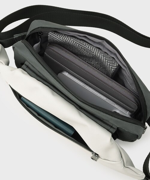 TAKEO KIKUCHI（タケオキクチ）の「STORAGEポケットスリングショルダーバッグ（ボディバッグ/ウエストポーチ・メンズ・チャコールグレー/ブラック/ライトグレー系9・00）」の11枚目の写真