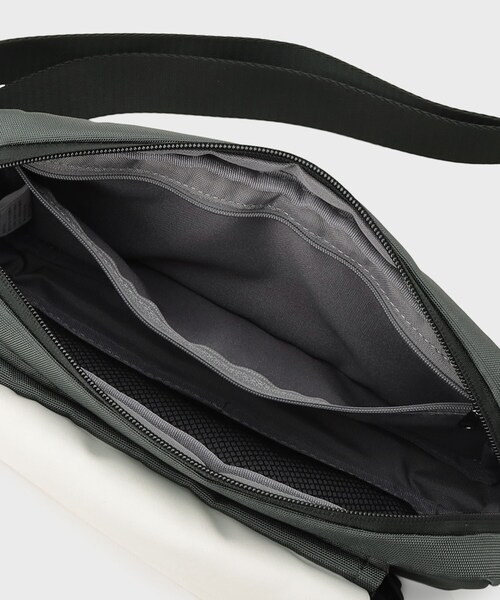 TAKEO KIKUCHI（タケオキクチ）の「STORAGEポケットスリングショルダーバッグ（ボディバッグ/ウエストポーチ・メンズ・チャコールグレー/ブラック/ライトグレー系9・00）」の12枚目の写真