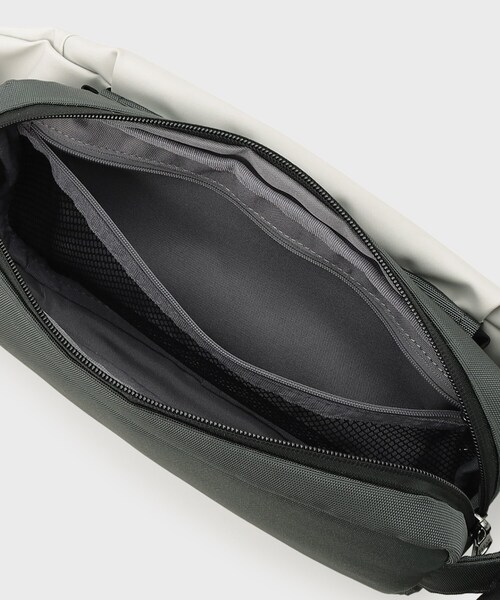 TAKEO KIKUCHI（タケオキクチ）の「STORAGEポケットスリングショルダーバッグ（ボディバッグ/ウエストポーチ・メンズ・チャコールグレー/ブラック/ライトグレー系9・00）」の13枚目の写真