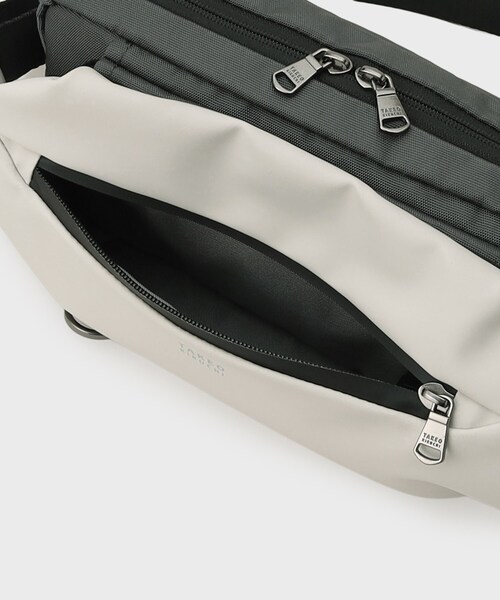 TAKEO KIKUCHI（タケオキクチ）の「STORAGEポケットスリングショルダーバッグ（ボディバッグ/ウエストポーチ・メンズ・チャコールグレー/ブラック/ライトグレー系9・00）」の14枚目の写真
