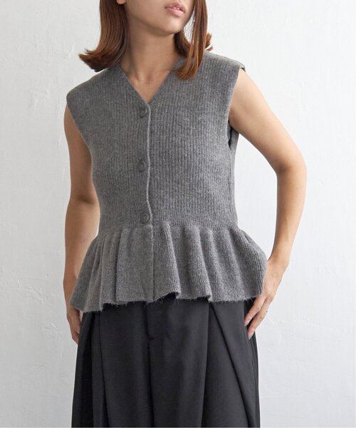 notch.（ノッチ）の「ペプラムノースリーブトップス（ベスト・レディース・チャコール/ブラック・M）」の3枚目の写真