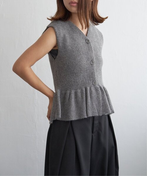 notch.（ノッチ）の「ペプラムノースリーブトップス（ベスト・レディース・チャコール/ブラック・M）」の4枚目の写真