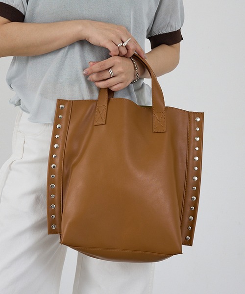 cheek(BAG)(チーク)の「【cheek】rivet 2way tote 2WAY スタッズ トートバッグ(トートバッグ・レディース・シルバー/キャメル/ブラック・フリー)」の1枚目の写真